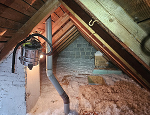 Zateplení stropu rodinného domu pomocí foukané izolace